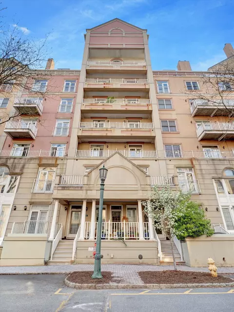 208 Shearwater Ct W #45, Jersey City, NJ 07305