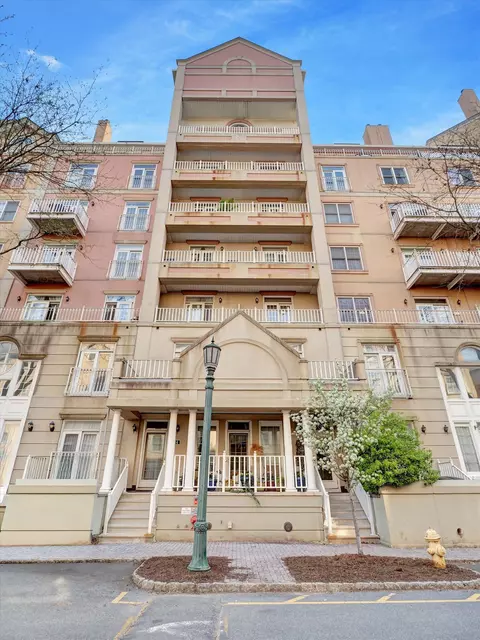 208 Shearwater Ct W #45, Jersey City, NJ 07305