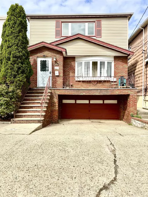 71 Linnet St, Bayonne, NJ 07002
