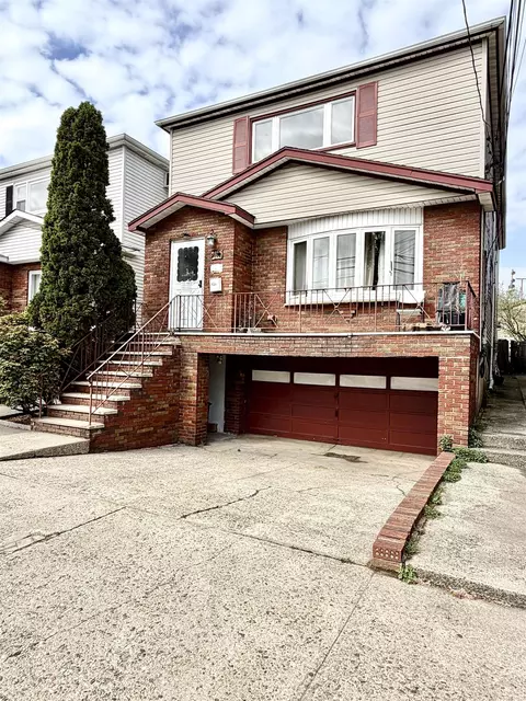 71 Linnet St, Bayonne, NJ 07002