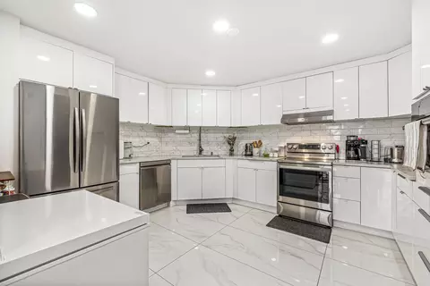 427 Harmon Cove Tower #427, Secaucus, NJ 07094