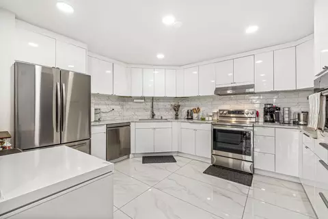 427 Harmon Cove Tower #427, Secaucus, NJ 07094