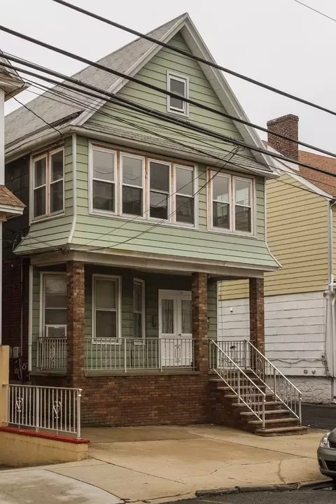 124 W 54th St, Bayonne, NJ 07002