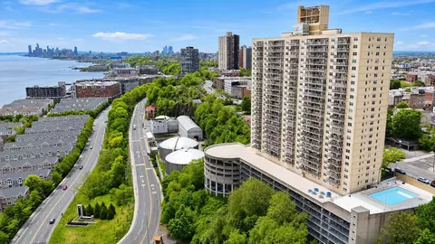 6600 Blvd E #22F, West New York, NJ 07093