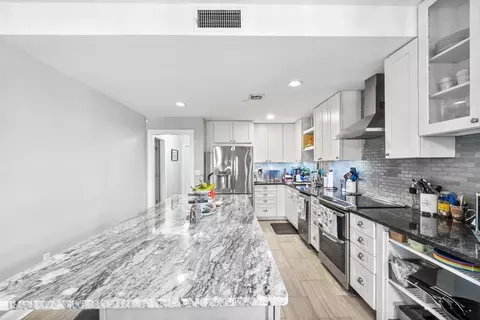 206 Shearwater Ct W #11, Jersey City, NJ 07305