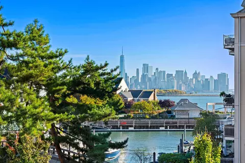 208 Shearwater Ct W #37, Jersey City, NJ 07305