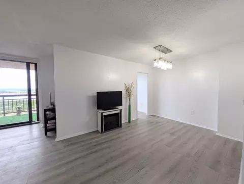 918 Harmon Cove Tower #918, Secaucus, NJ 07094