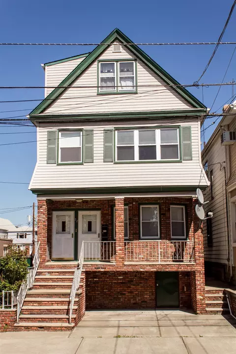 22 Story Ct, Bayonne, NJ 07002