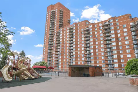 426 Harmon Cove Tower #426, Secaucus, NJ 07094
