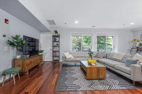 650 2nd St #2D, Hoboken, NJ 07030