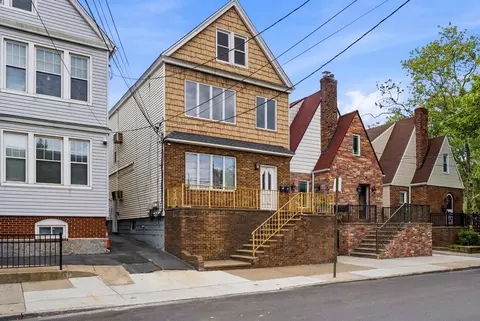 121 W 57th St, Bayonne, NJ 07002