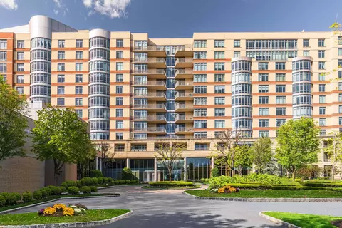 8100 River Rd #915, North Bergen, NJ 07047