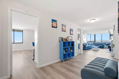 1633 Harmon Cove Tower #1633, Secaucus, NJ 07094