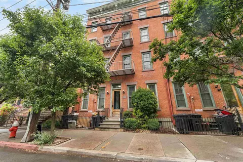 208 6th St #2R, Jersey City, NJ 07302