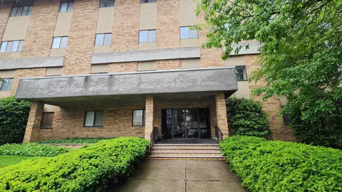 86 W 33rd St #211, Bayonne, NJ 07002