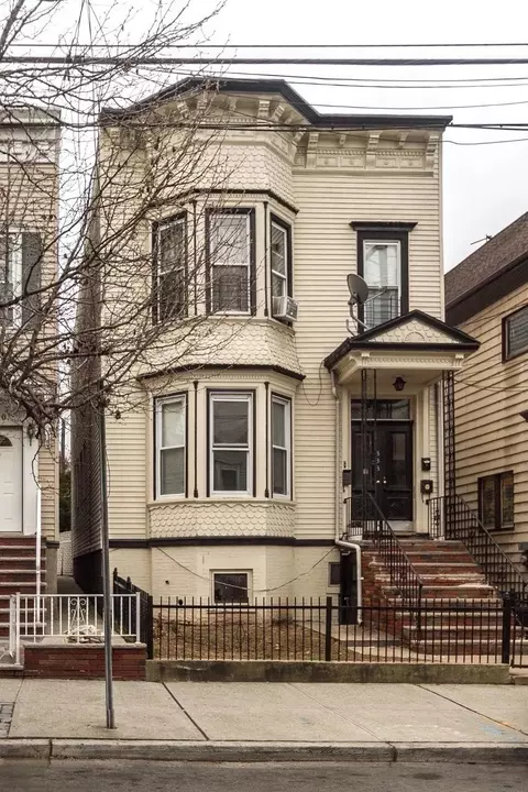 888 Summit Ave, Jersey City, NJ 07307