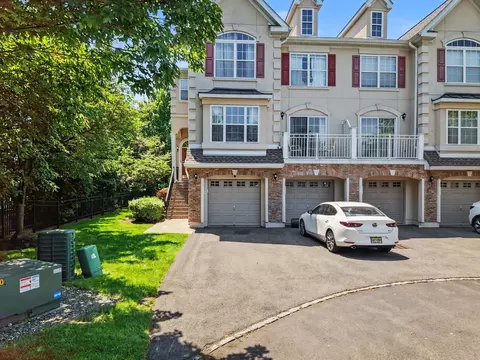 180 Blue Heron Dr #180, Secaucus, NJ 07094