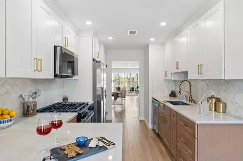 83 Cherry St, Jc West Bergen, NJ 07305