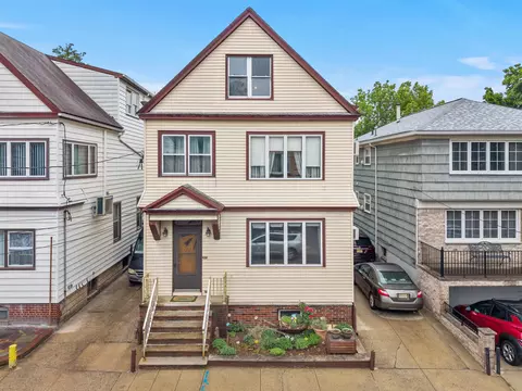 172 W 33rd St, Bayonne, NJ 07002