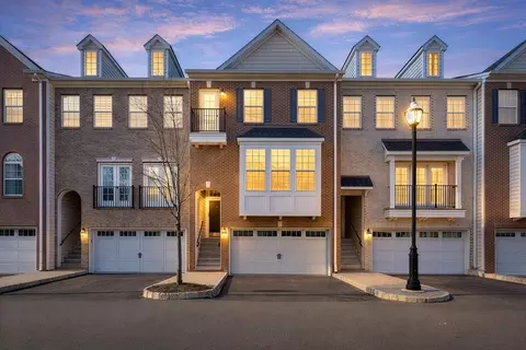 5 Creekside Ct, Secaucus, NJ 07094