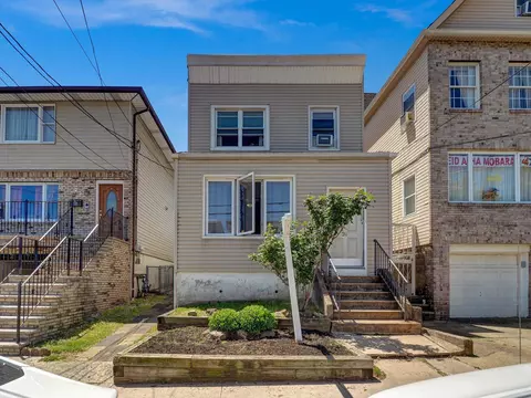 24 W 54th St, Bayonne, NJ 07002