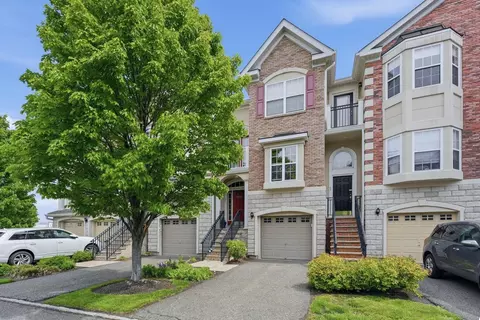 95 Osprey Ct, Secaucus, NJ 07094
