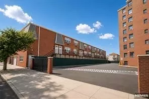 412 68th St #17, Guttenberg, NJ 07093