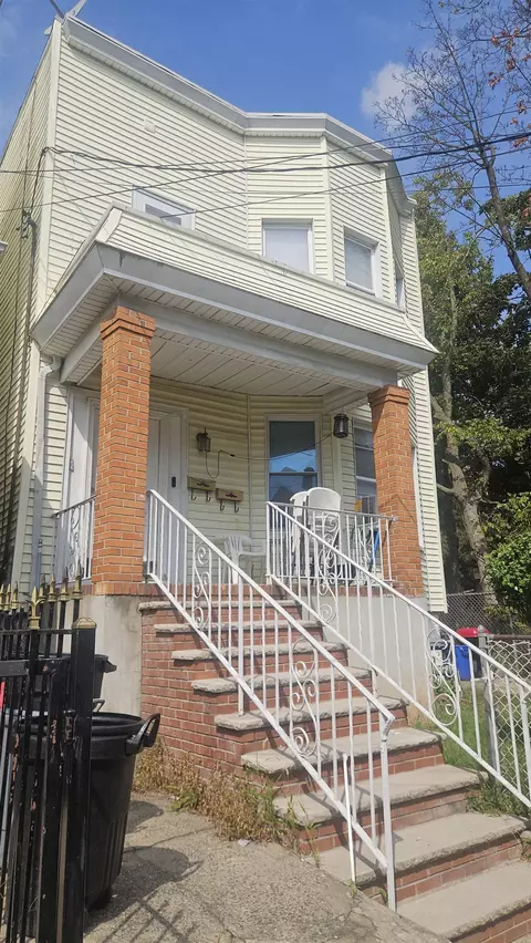 17 Bayside Pl, Jersey City, NJ 07305
