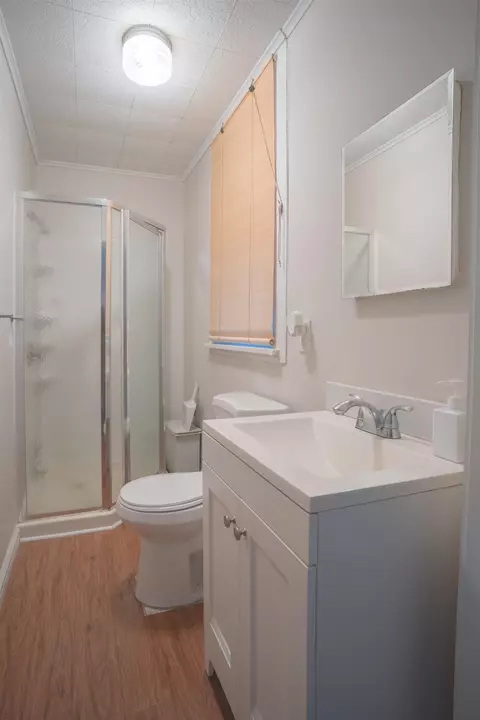Bath - 528 Undercliff Ave, Edgewater, NJ 07020 photo 1 of 2