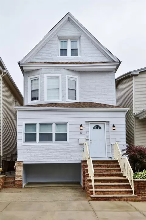 22 E 44th St, Bayonne, NJ 07002