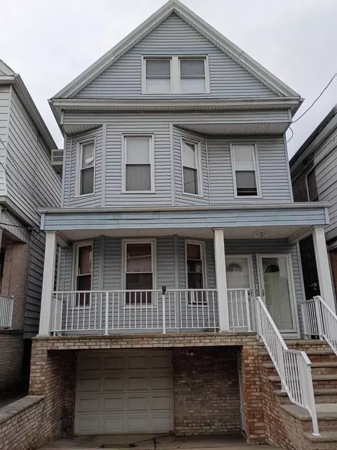 98 15th St, Bayonne, NJ 07002
