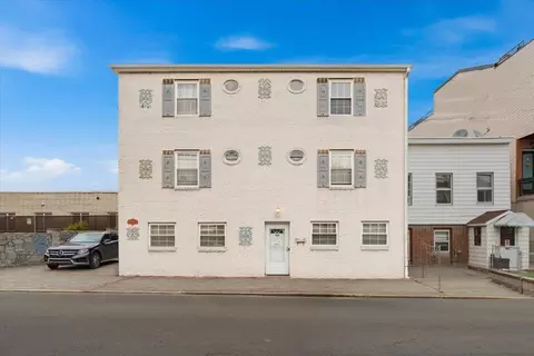 122 Bleecker St, Jersey City, NJ 07307