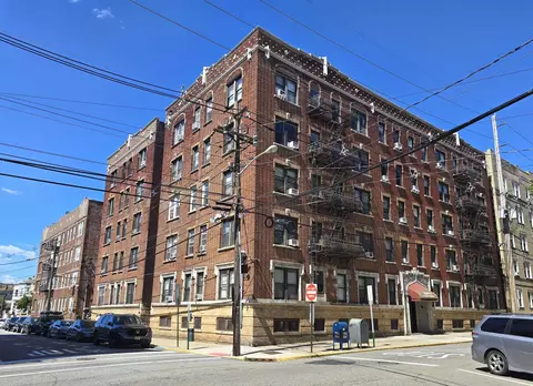 301 79th St #D4, North Bergen, NJ 07047