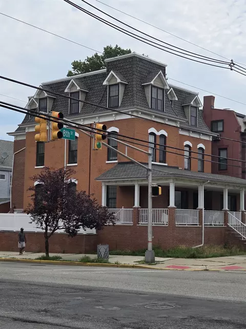 105 W 8th St, Bayonne, NJ 07002