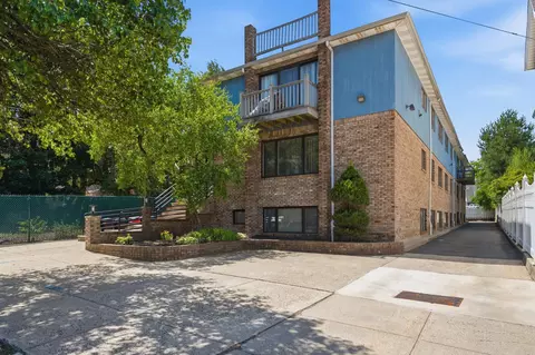 126 W 33rd St, Bayonne, NJ 07002
