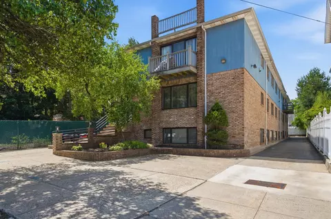 126 W 33rd St, Bayonne, NJ 07002