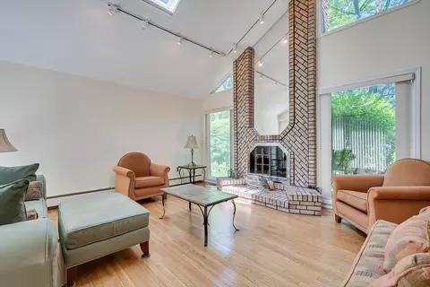 8 Parkside Dr, North Brunswick, NJ 08902