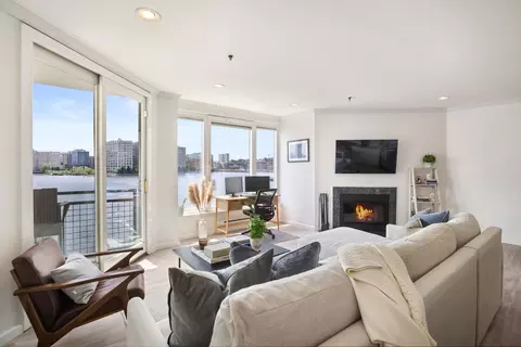 600 Harbor Blvd #952, Weehawken, NJ 07086