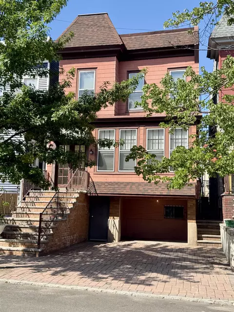 218 Jane St, Weehawken, NJ 07086