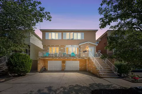 13 Schuyler Pl W, Bayonne, NJ 07002