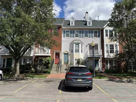 27 Cottonwood St, Jersey City, NJ 07305