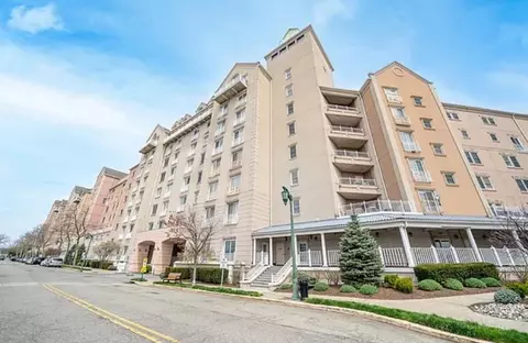 100 Shearwater Ct E #32, Jersey City, NJ 07305