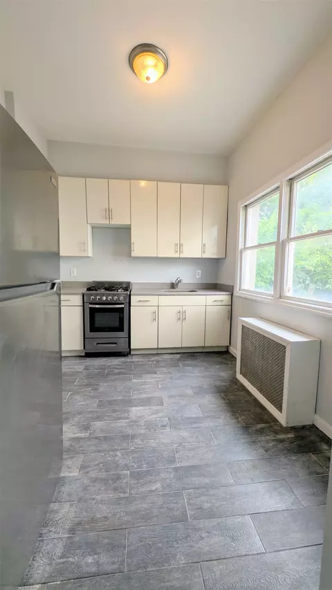 150 Mallory Ave, Jersey City, NJ 07304