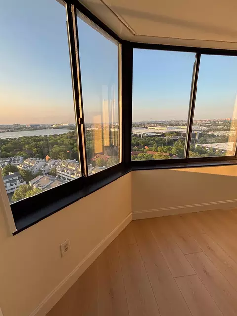 1740 Harmon Cove Tower #1740, Secaucus, NJ 07094