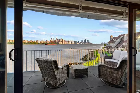 4 Cove Ln # B, North Bergen, NJ 07047