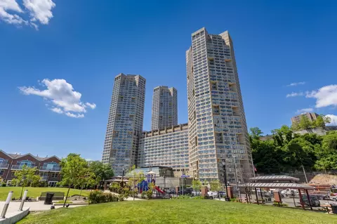7000 Blvd E #10C, West New York, NJ 07093
