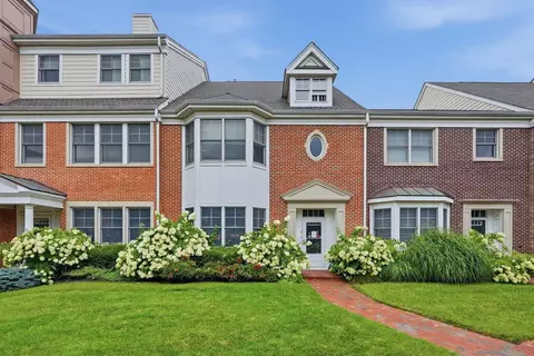 6 Intrepid Ct, Jersey City, NJ 07305
