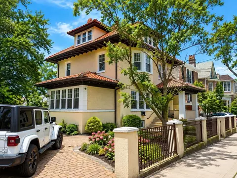 51-53 Highwood Ter, Weehawken, NJ 07086