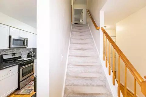 Entry Way - 17 Heritage Ct, Ewing Twp, NJ 08628 photo 4 of 8