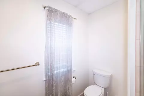 Bath - 17 Heritage Ct, Ewing Twp, NJ 08628 photo 4 of 6